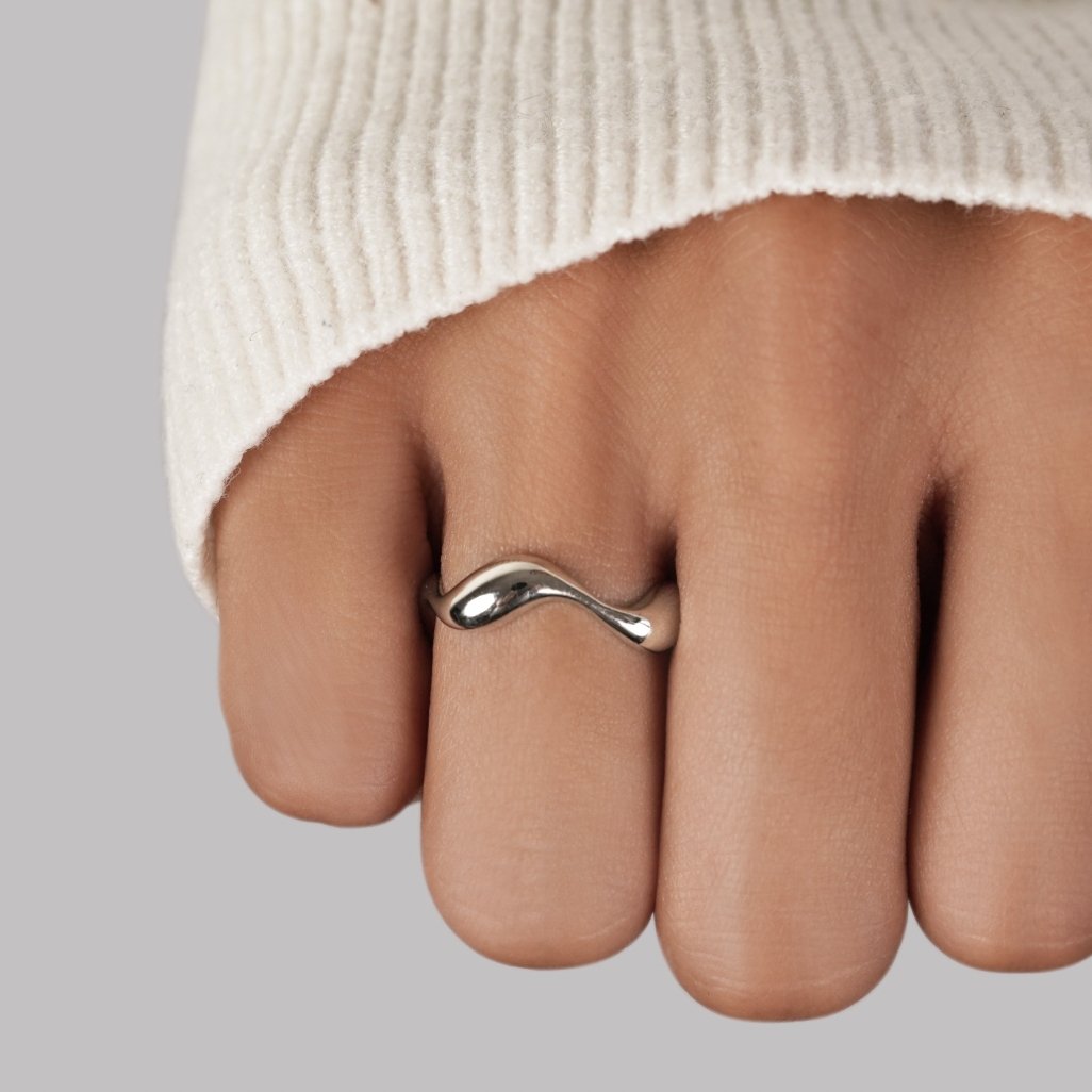 Bølger – Elegant Minimalistisk Ring