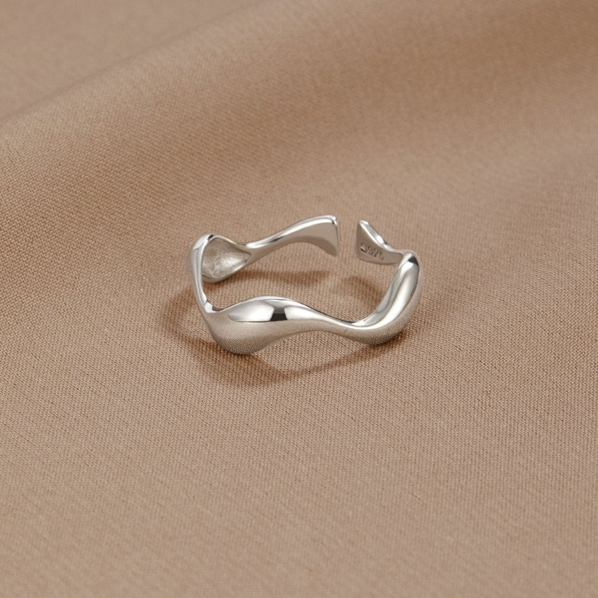 Bølger – Elegant Minimalistisk Ring