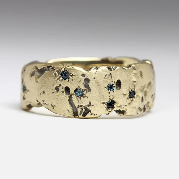 Retro Guld Ring med Blå Krystal og Indviklet Design