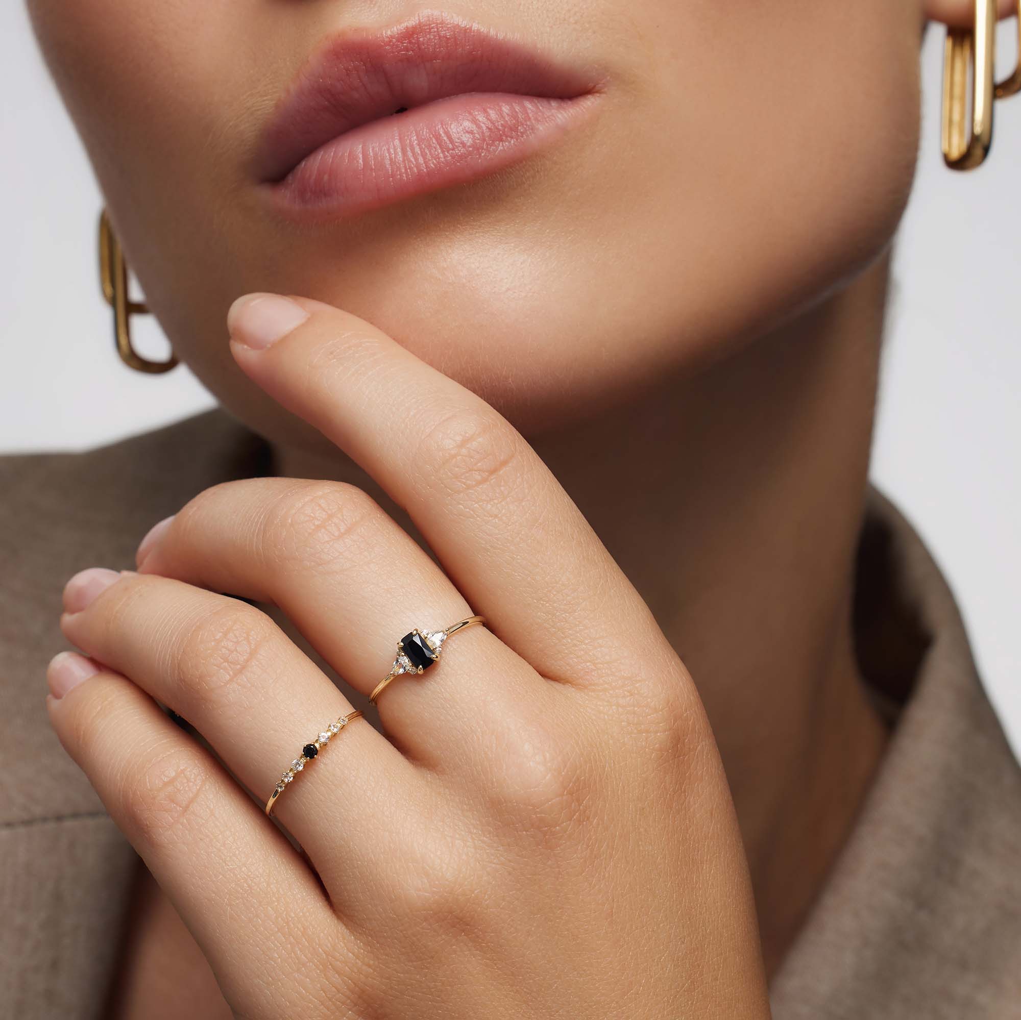 14K guldring med sort spinel i baguetteform
