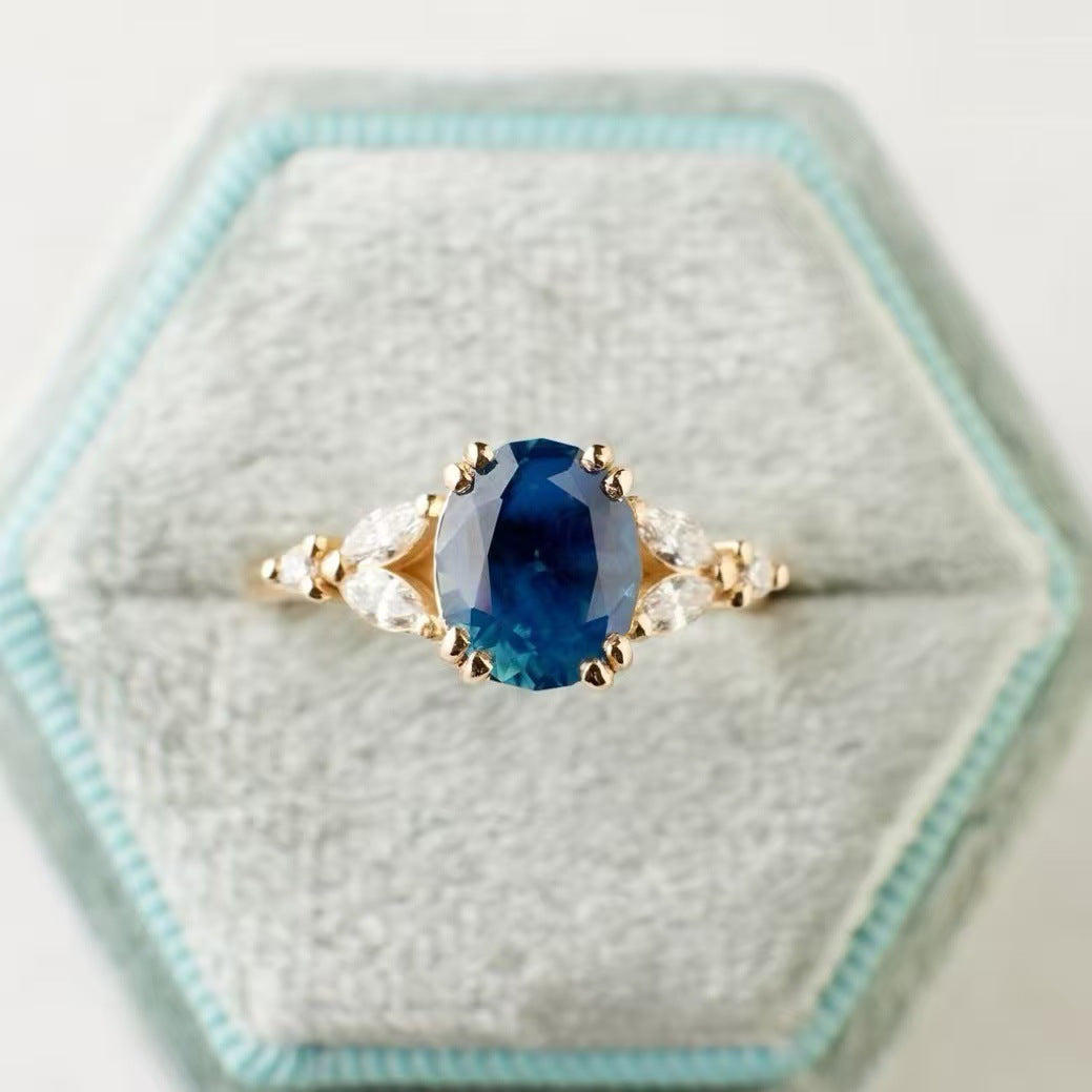 Blå Eksotisk Krystal Ring i Guld