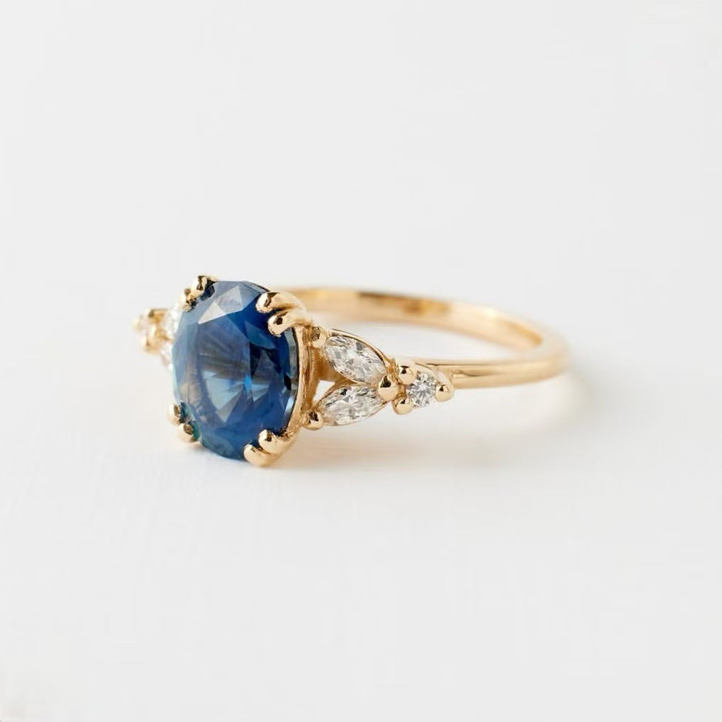 Blå Eksotisk Krystal Ring i Guld