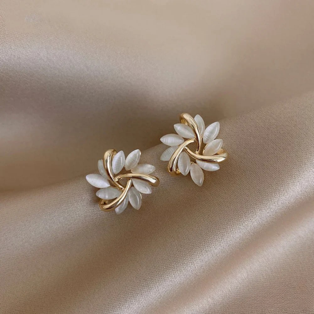 Elegante og Exquisite Opal Petal Circle Stud Øreringe i Guld