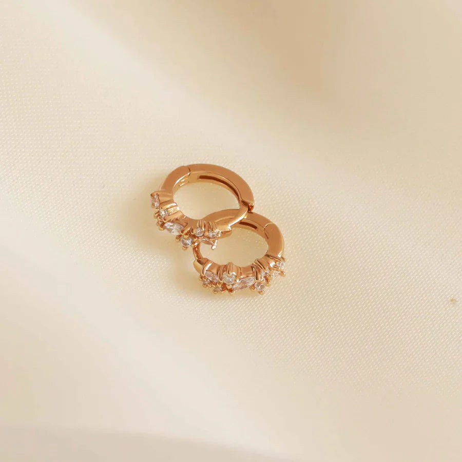 18 karat guld Krystal Cluster Huggie øreringe