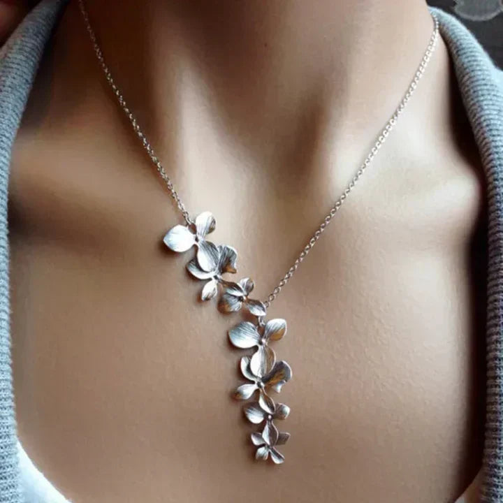 Deluxe Silver Flower Necklace
