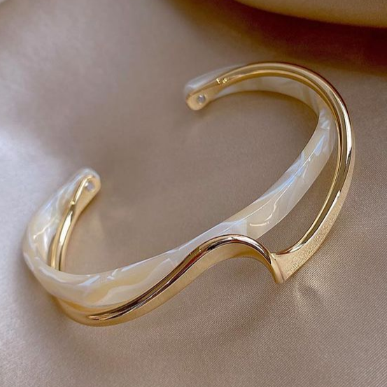 Forgyldt armbånd med hvid opal