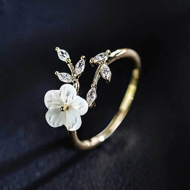 Ring med hvide blomster og zirkonia