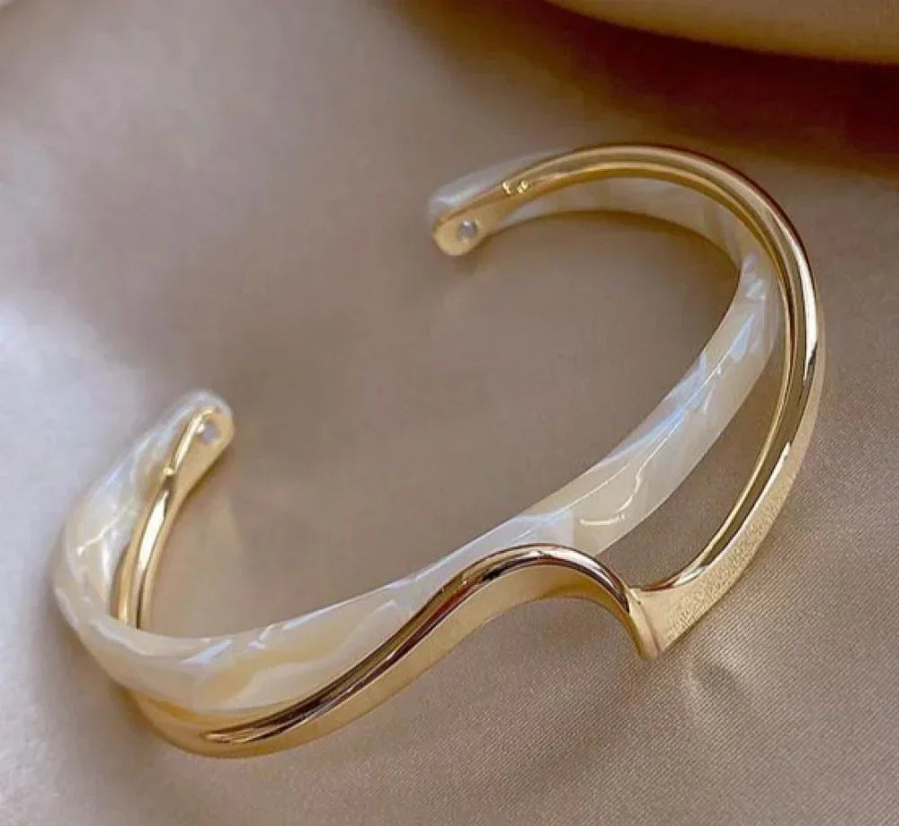 Elegant Gylden Armbånd med Hvid Opal
